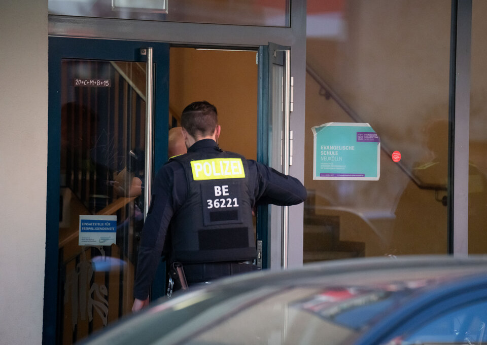 Zwei Kinder in Schule in Berlin-Neukölln von Mann verletzt