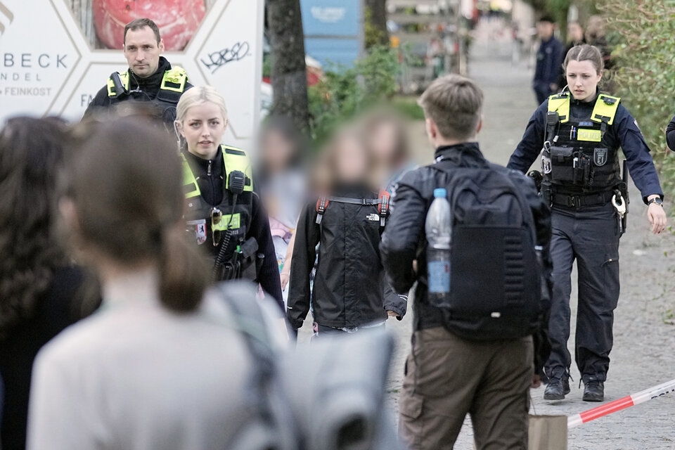 Zwei Kinder in Schule in Berlin-Neukölln von Mann verletzt