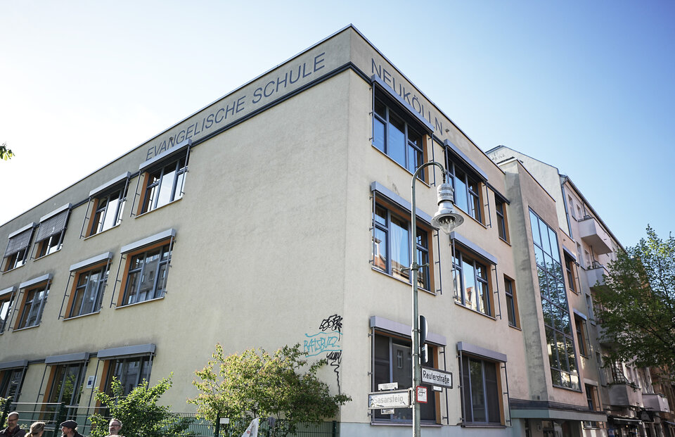 Zwei Kinder in Schule in Berlin-Neukölln von Mann verletzt