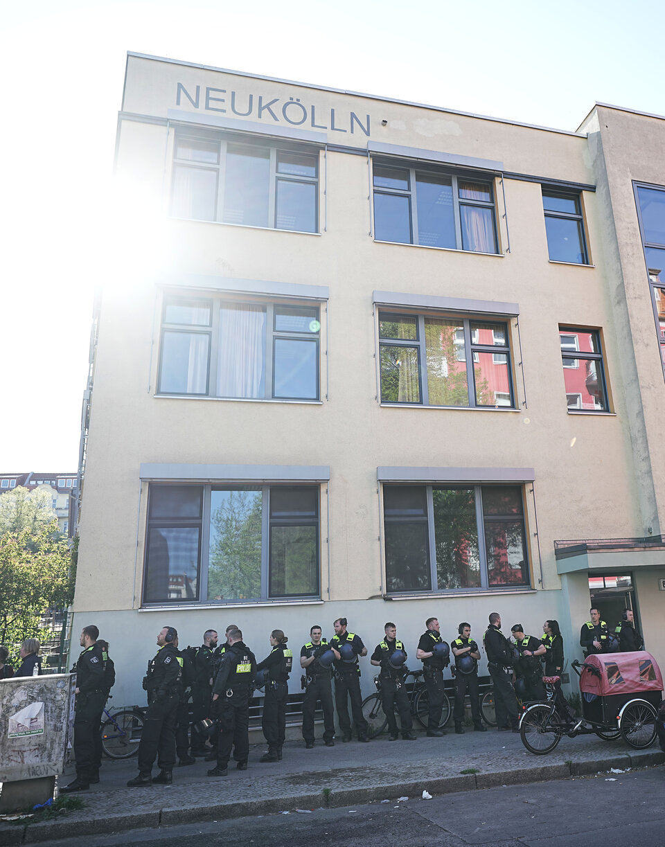 Zwei Kinder in Schule in Berlin-Neukölln von Mann verletzt