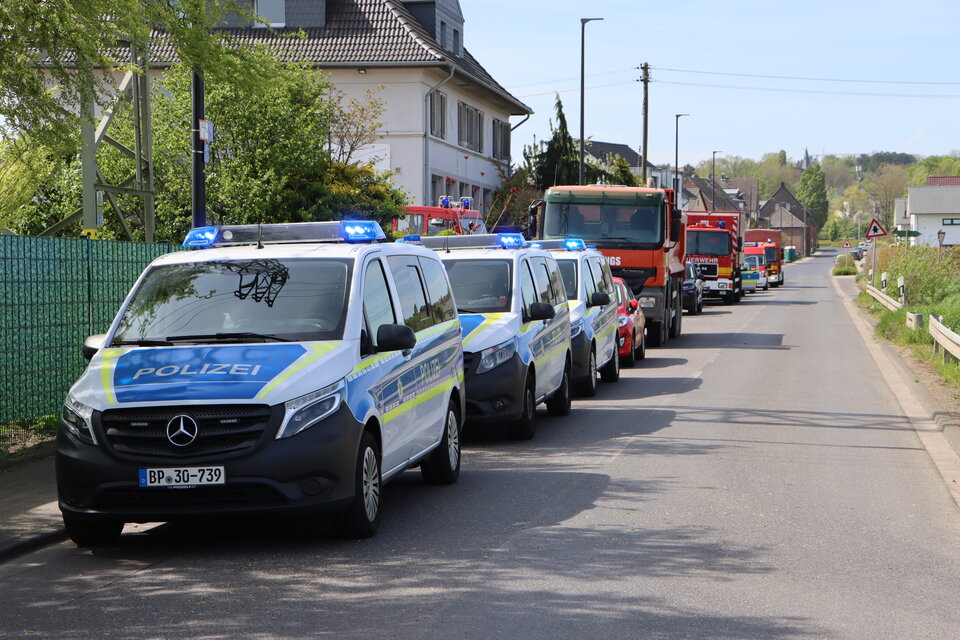 Zug fährt bei Köln in Gruppe von Arbeitern - Zwei Tote
