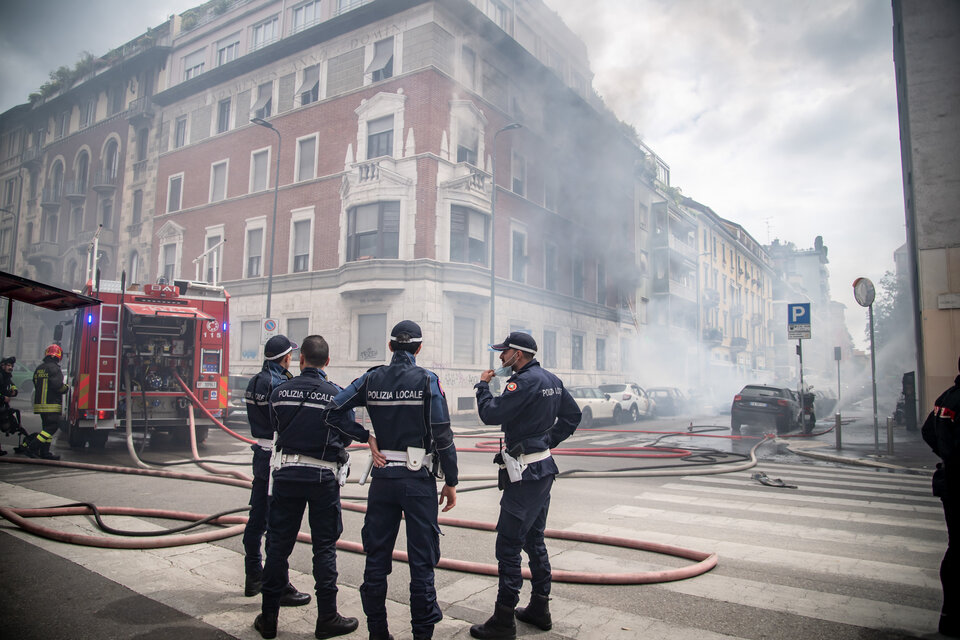Explosion und Brand von Fahrzeugen in Mailand