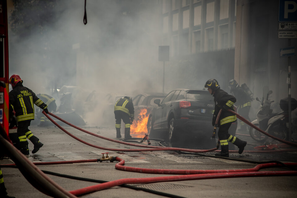 Explosion und Brand von Fahrzeugen in Mailand