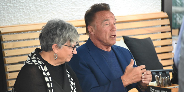 Arnie: Ankunft mit Privatjet