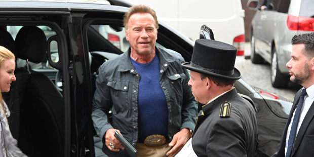 Arnie: Ankunft mit Privatjet
