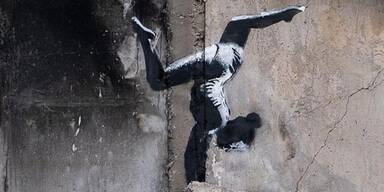 Banksy bekennt sich zu Bild auf ukrainischer Ruine
