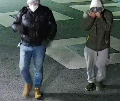 Duo überfällt Tankstelle und bedroht Angestellte mit Hammer