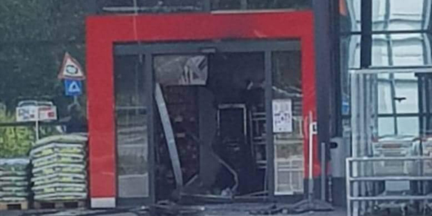 Diebes-Duo schneidet Bankomat auf und zündet ihn an