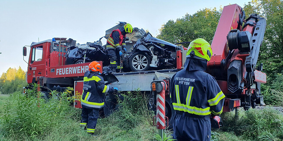 Zug crasht mit Pkw: Zwei Auto-Insassen tot