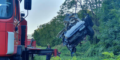 Zug crasht mit Pkw: Zwei Auto-Insassen tot