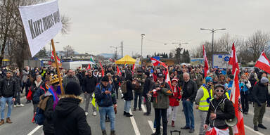700 Menschen bei Corona-Demo in Salzburg: Keine Masken, kein Abstand