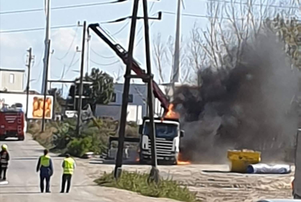 Lkw kracht in Stromkabel: Fahrzeug in Vollbrand