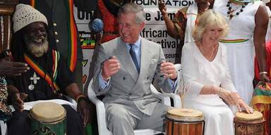 Charles und Camilla als Reggae-Trommler