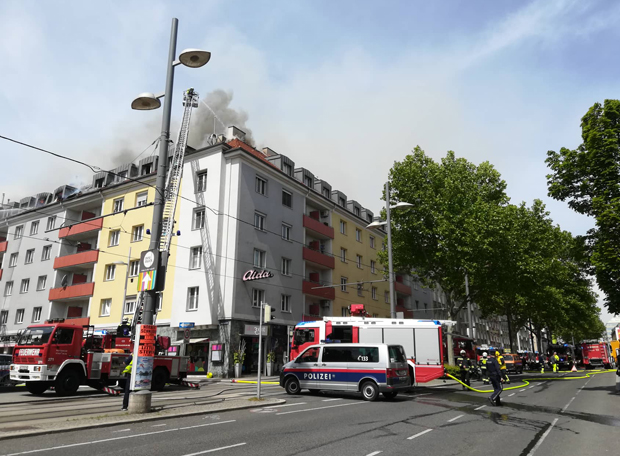 Dachbrand in Mehrparteienhaus - Fünf Verletzte