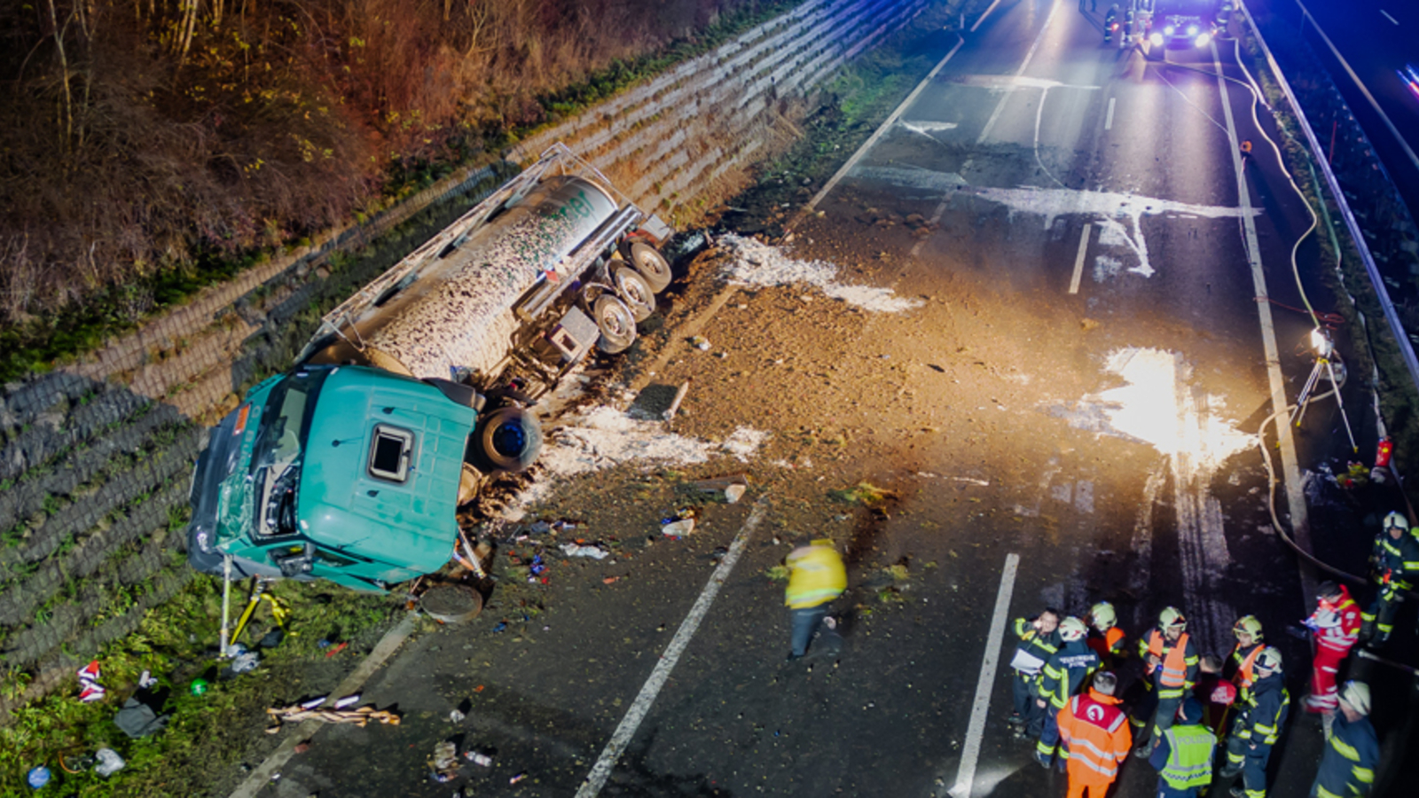 Lkw Mit Gefahrengut Kippt Um A Gesperrt Oe At