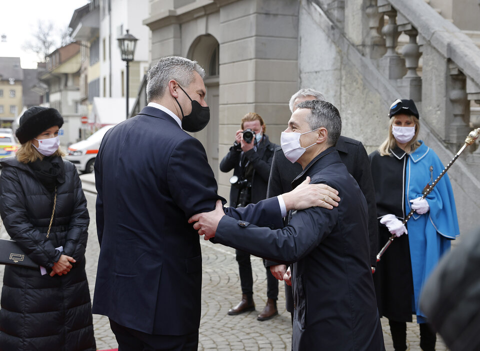 Bundeskanzler Karl Nehammer (ÖVP) ist am Montag vom Schweizer Bundespräsidenten Ignazio Cassis (r.) in der Kleinstadt Zofingen im Kanton Aargau empfangen worden. Die Schweiz ist das erste Land, dem Nehammer als Bundeskanzler einen bilateralen Besuch abstattet.