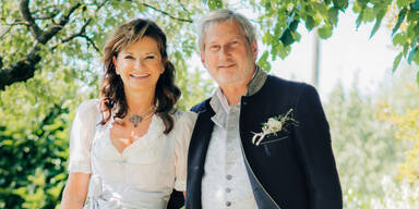 EU-Kommissar Hahn und Ex-Vizekanzlerin Riess haben geheiratet - oe24.at