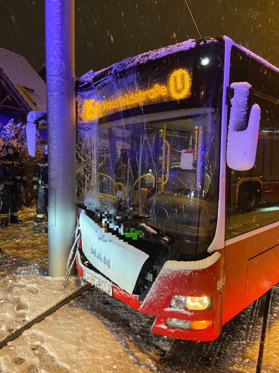 Heftiger Bus-Crash in Wien-Donaustadt