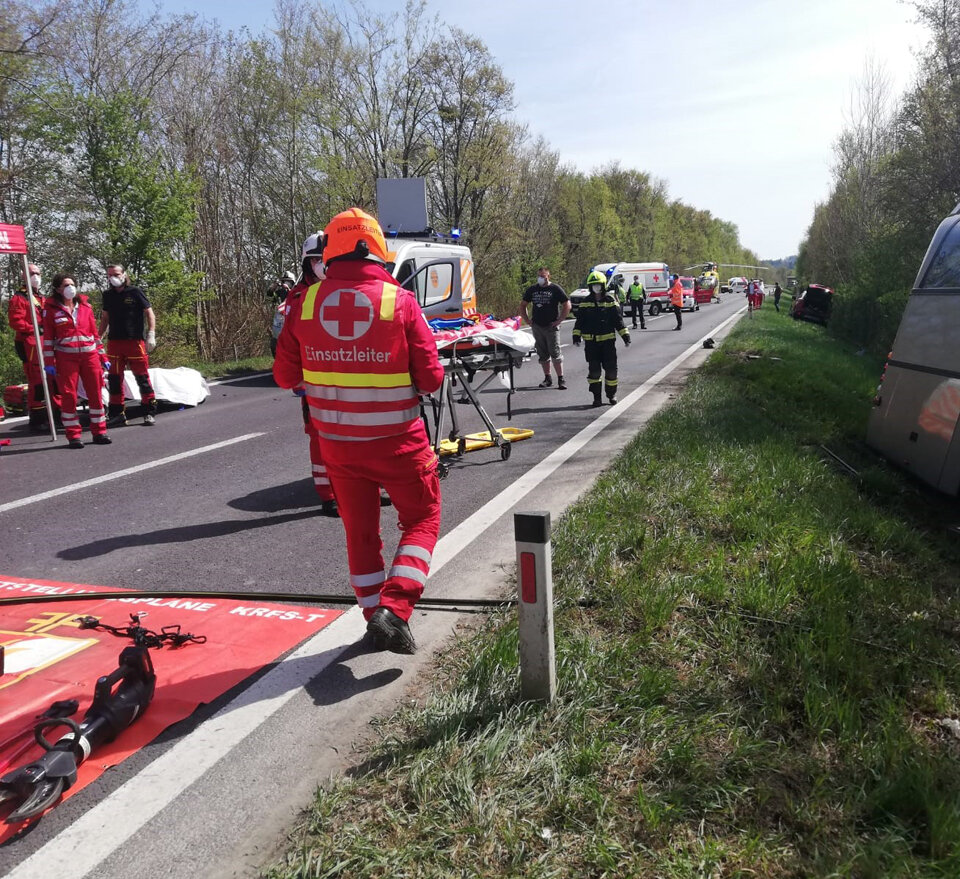 Bus crasht mit Pkw - zwei Tote