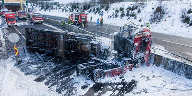 A9 gesperrt: Gefahrengut-Transporter in Flammen