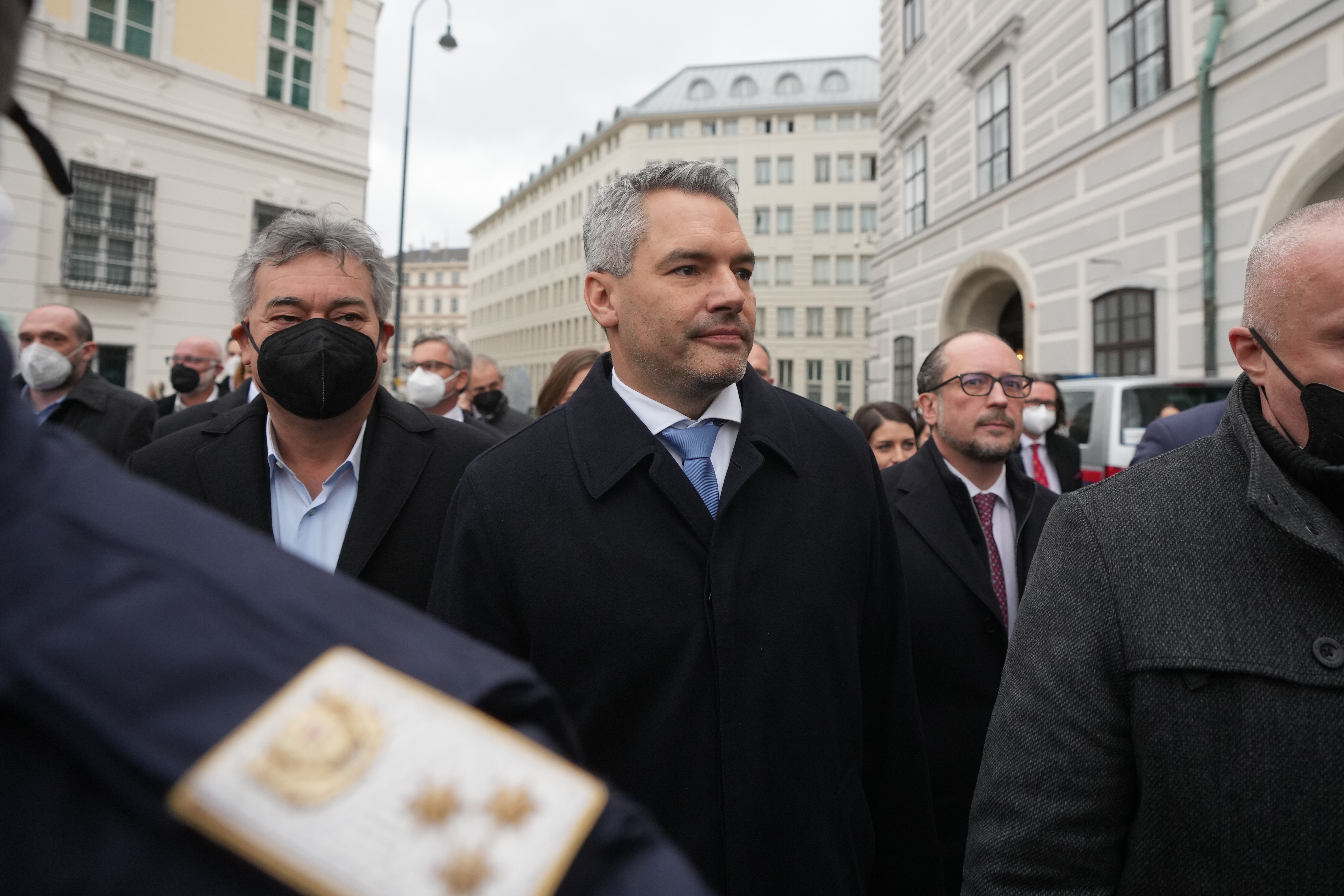 Bundeskanzler Karl Nehammer und Aussenminister Alexander Schallenberg auf dem Weg zur der Angelobung.