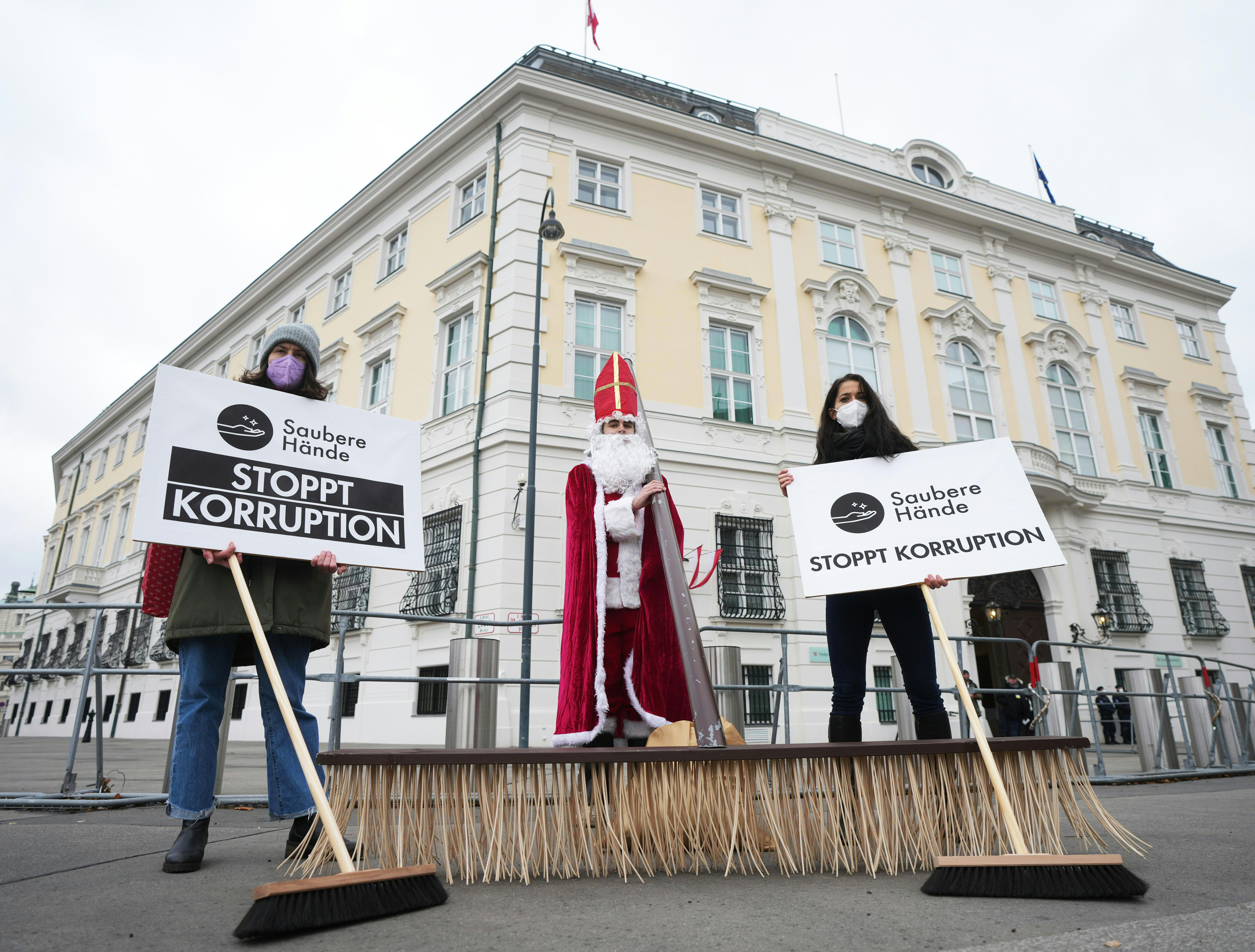 Eine Demonstration vor der Angelobung des ÖVP-Regierungsteams 