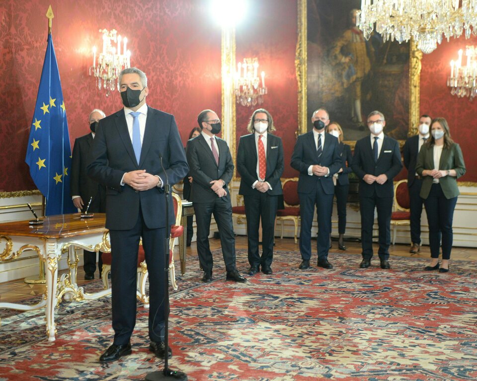 Bundeskanzler Karl Nehammer (ÖVP), Außenminister Alexander Schallenberg (ÖVP), Bildungsminister Martin Polaschek (ÖVP), Innenminister Gerhard Karner (ÖVP), Finanzminister Magnus Brunner (ÖVP) und Staatssekretärin Claudia Plakolm (ÖVP)