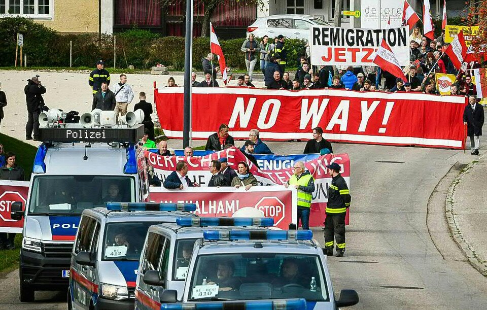 Demo gegen Zeltquartier für Flüchtlinge