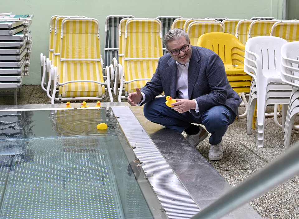Peter Hacker eröffnet ''Impf-Salon'' in Hallenbad