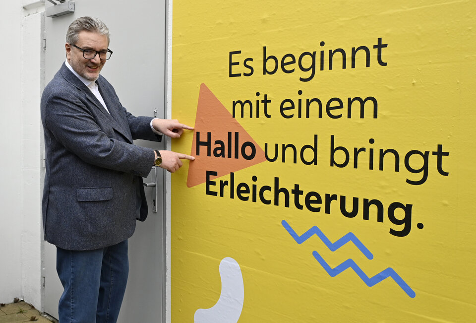 Peter Hacker eröffnet ''Impf-Salon'' in Hallenbad