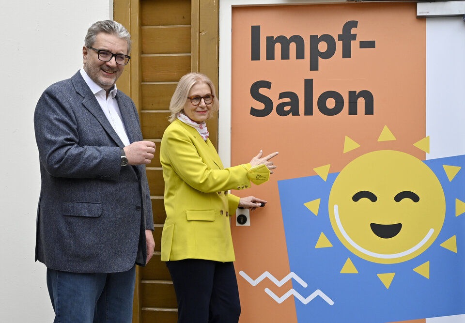 Peter Hacker (SPÖ) und Landeschefärztin Susanne Drapalik präsentieren: Sorgen-los Impfen - Neues Impfangebot der Stadt Wien im Hallenbad Brigittenau.