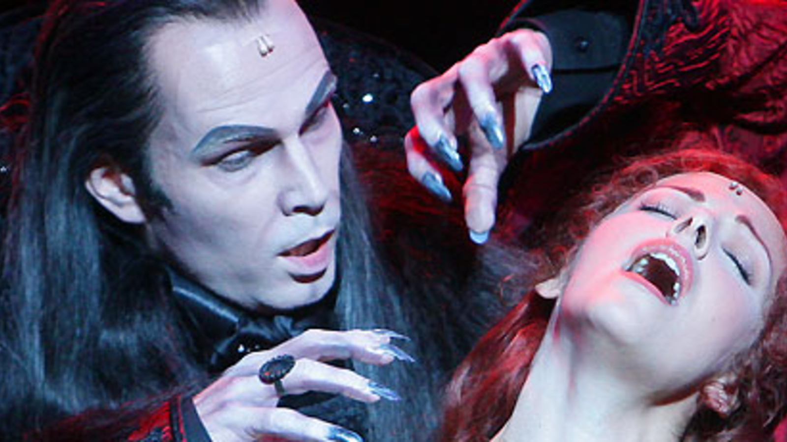 Vampire beißen zu in düsterer Welt