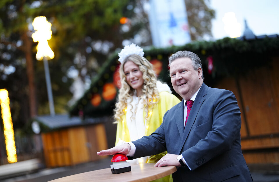 Ludwig präsentiert neuen ''Herzerlflug'' vor Rathaus
