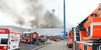 Brand in Gewerbegebiet: Feuerwehr-Großeinsatz
