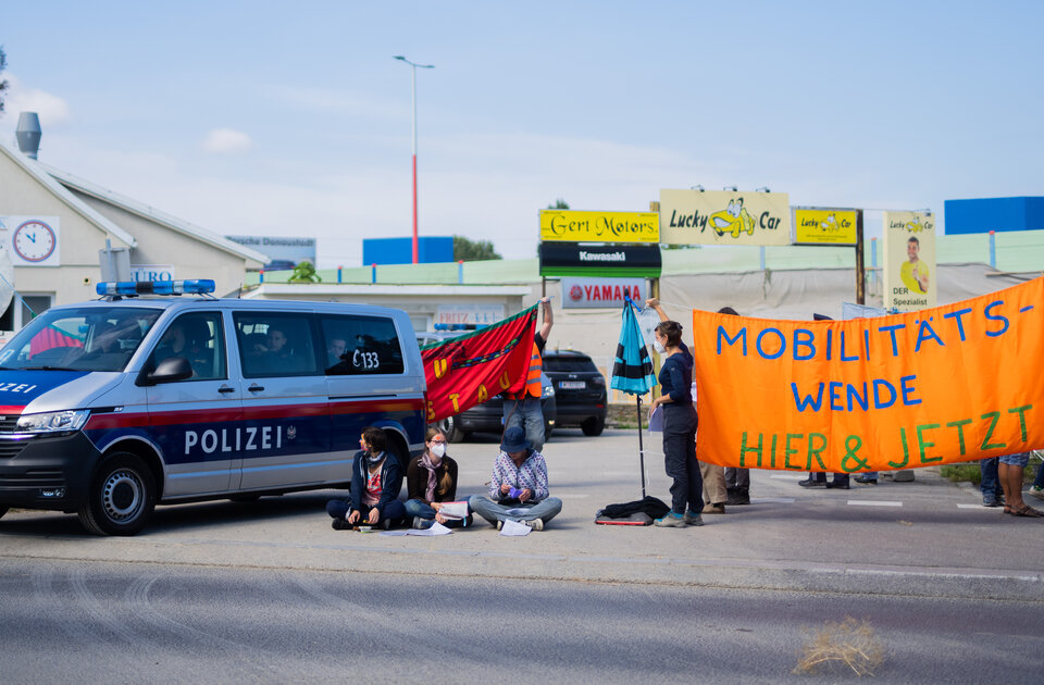 100 Aktivisten blockieren Bau der Stadtautobahn