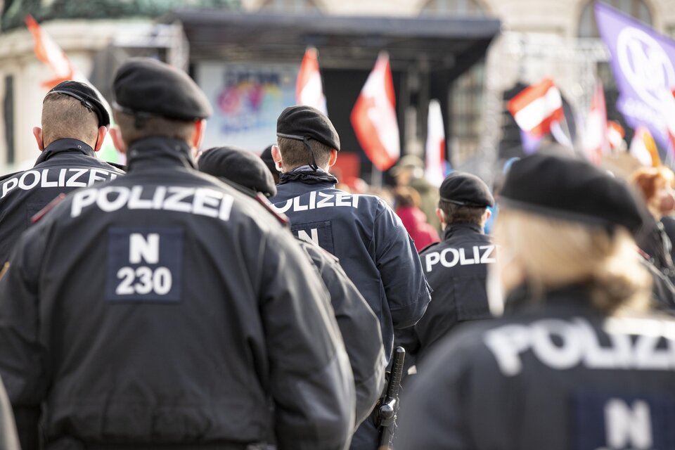 Falsche Polizisten bei Corona-Demo