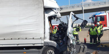 Horror-Crash in Wien: Lkw-Lenker schwer verletzt