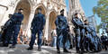 Flüchtlinge besetzen  Votivkirche: Polizei räumt