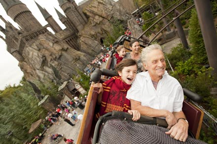 Michael Douglas und Sohn Dylan in der Achterbahn