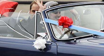 William & Kate verlassen den Buckingham Palast nach dem Hochzeitsempfang im Aston Martin Cabrio