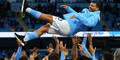 Sergio Aguero (Manchester City) wird von seinen Teamkollegen in die Luft gehievt