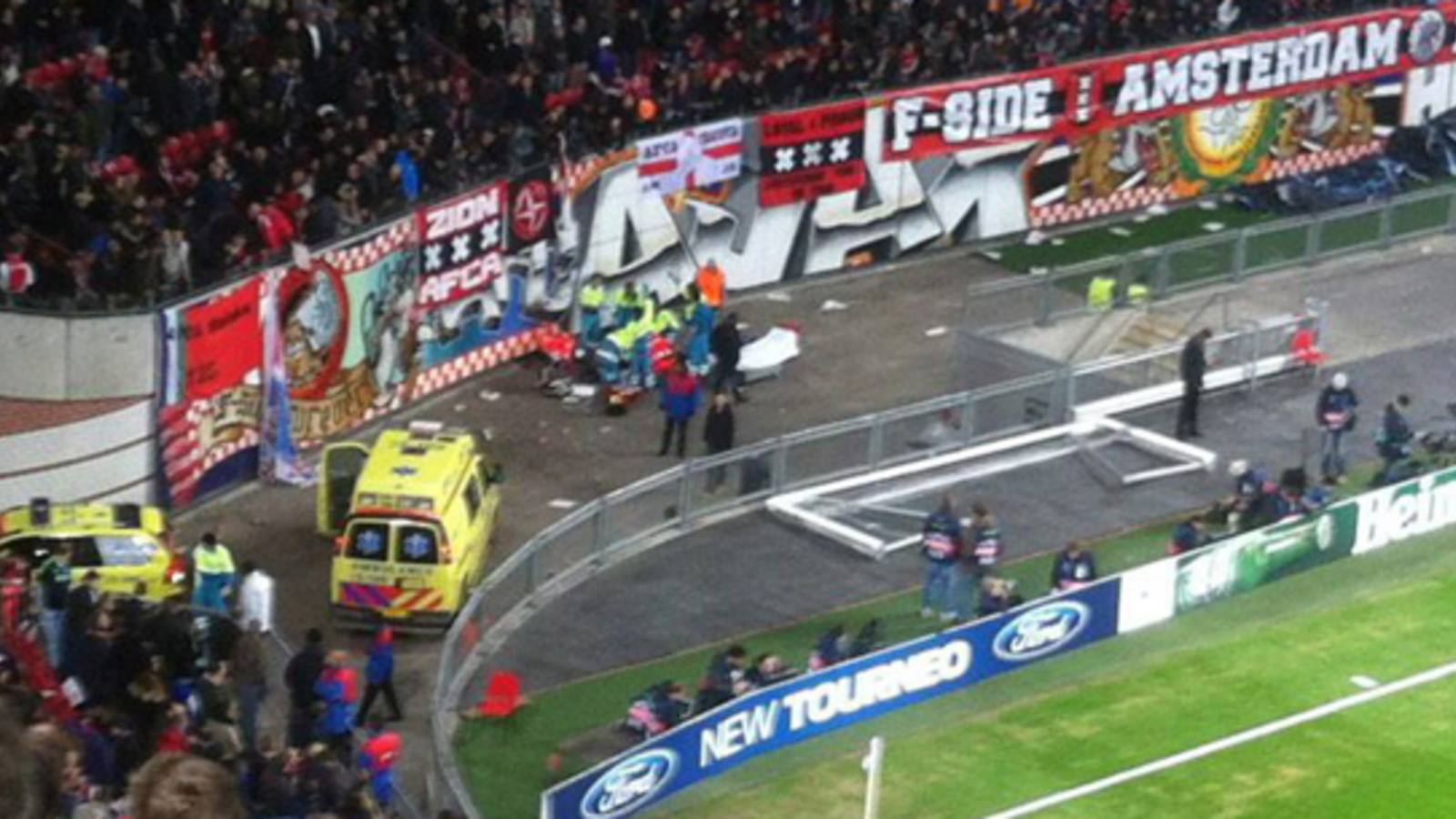 Drama bei AjaxSieg gegen FC Barcelona Fan stürzt von Tribüne
