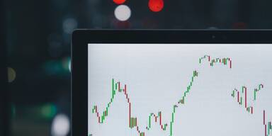 Aktienkurse dargestellt in grün und rot auf einem Computerbildschirm