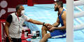 Boxer Mourad Aliev protestiert gegen seine Disqualifikation im Sitzen