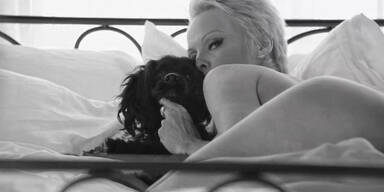 Pamela Anderson stript vor Hund!