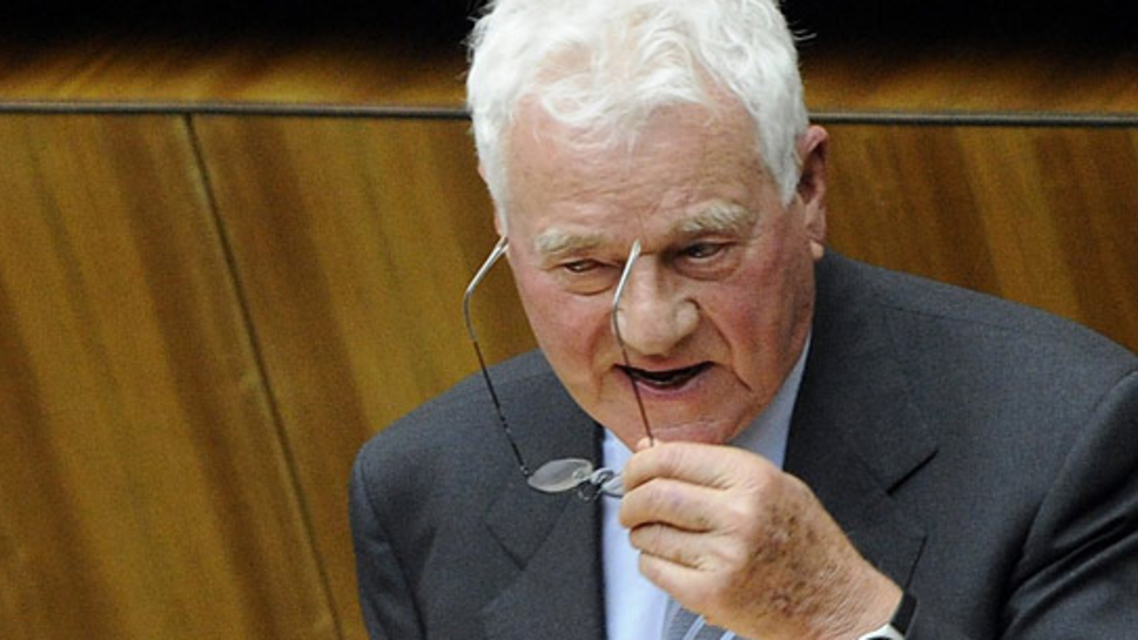 Frank Stronach legt bald Mandat zurück oe24.at