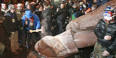 Demonstranten stürzen Lenin-Denkmal in Kiew
