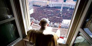 Papst Benedikt XVI. / Petersplatz