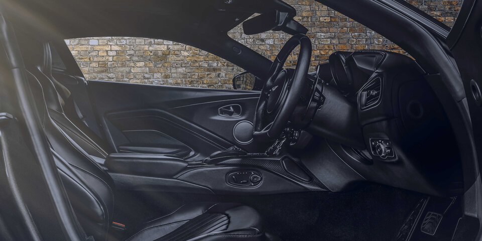 Aston Martin Vantage und DBS als