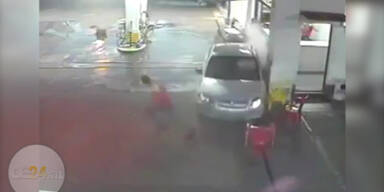 Schreckvideo: Auto rast in Tankstelle